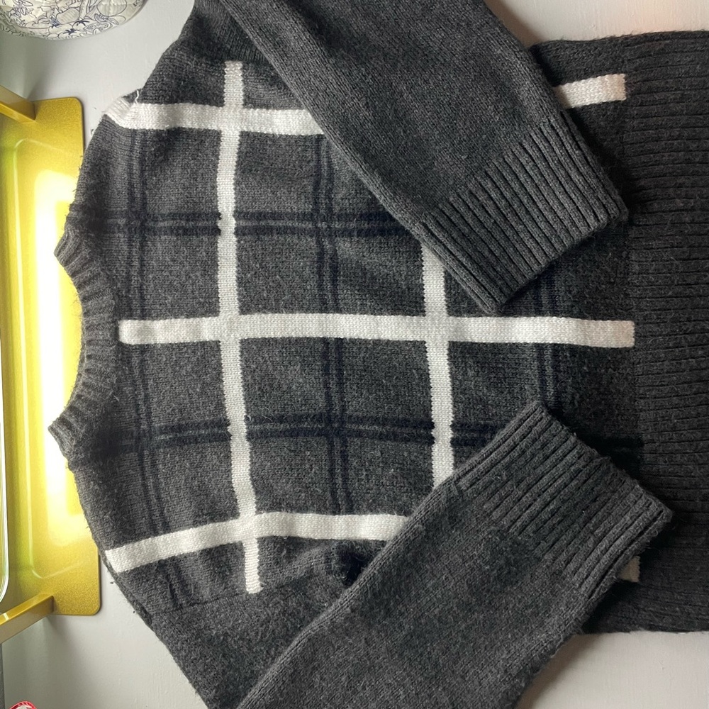 Kohl's Gray and White Plaid Sweater
